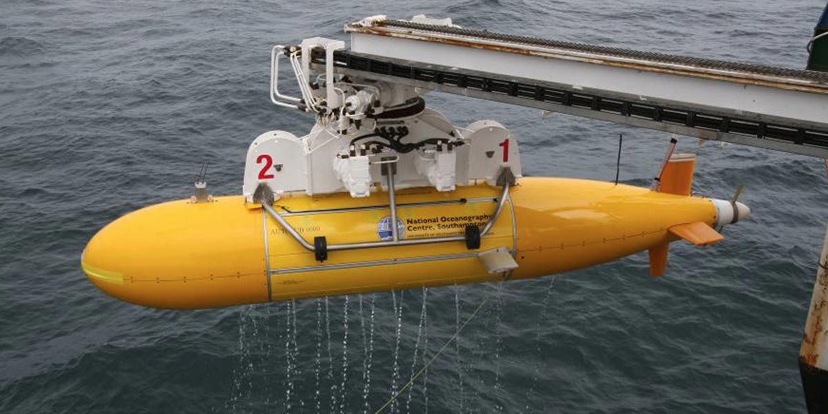 Autosub6000 being recovered on the RRS <em>Discovery</em>.
