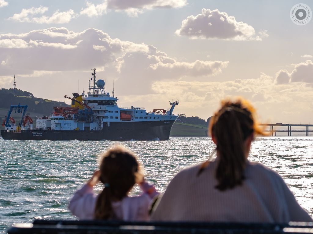RRS Discovery sailing into Dundee