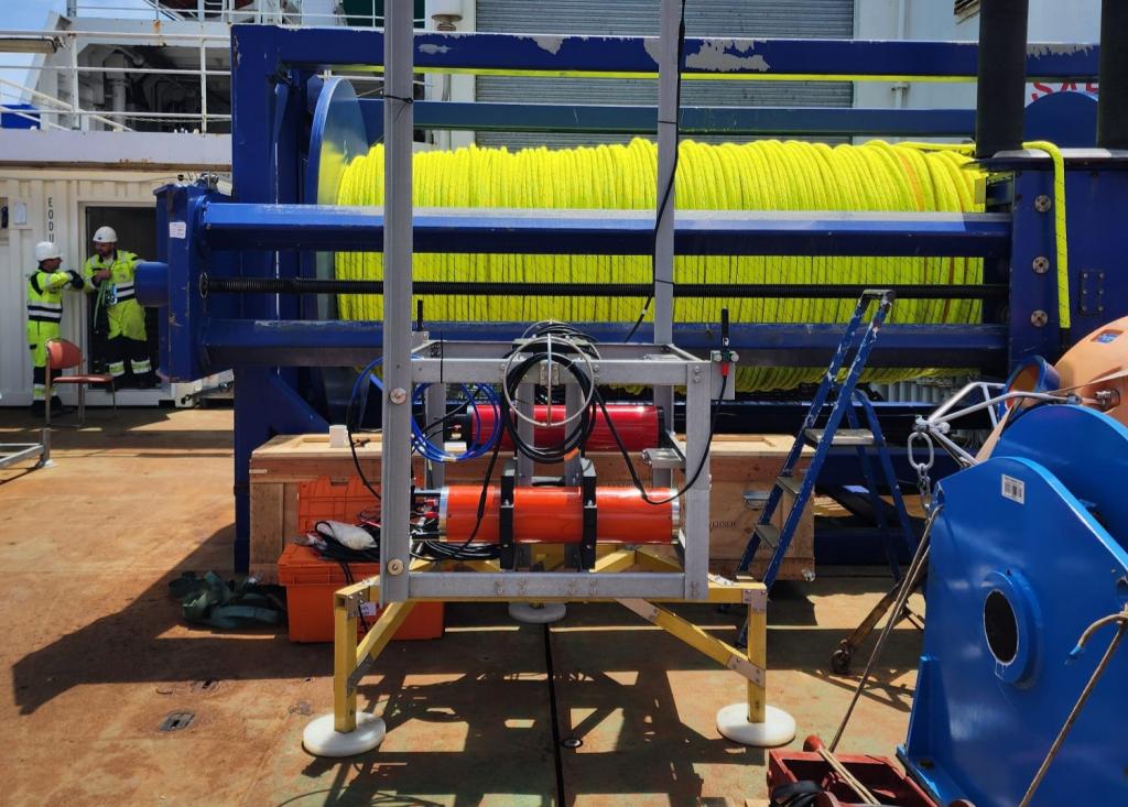 Lander with hydrophones