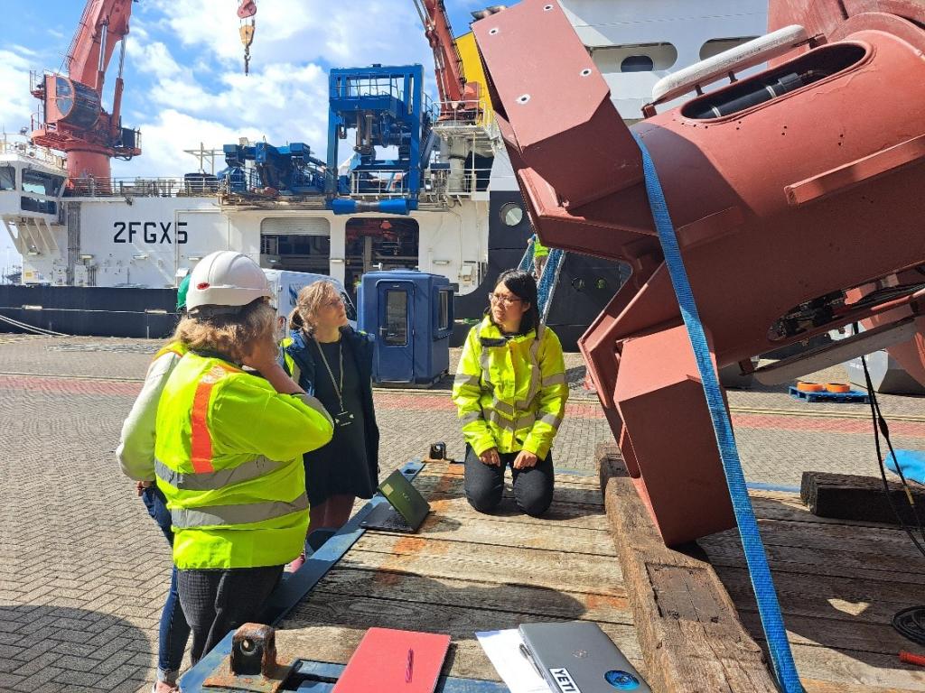 Sensors fitted onto the keel of a buoy