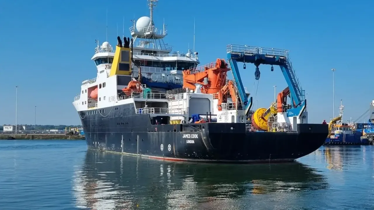 RRS James Cook departing on JC263