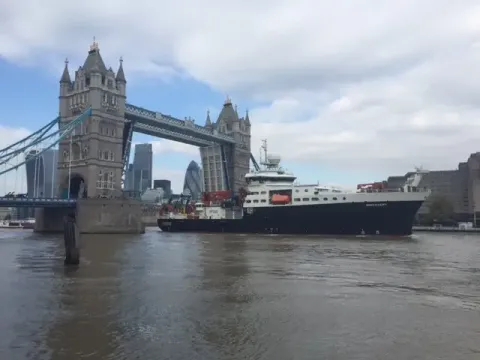 RRS Discovery Sails the Thames