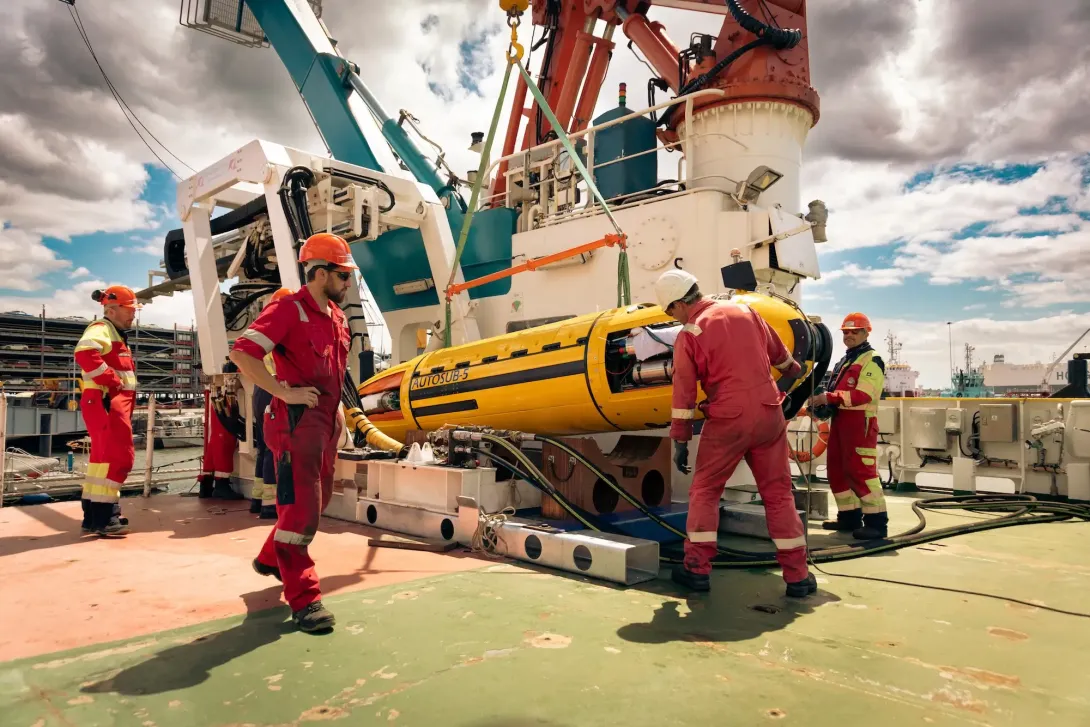 Autosub 5 being brought onboard RRS Discovery during mobilisation