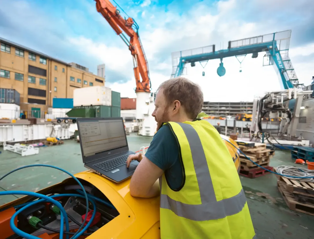 How Does Autosub 5 Transmit Data?