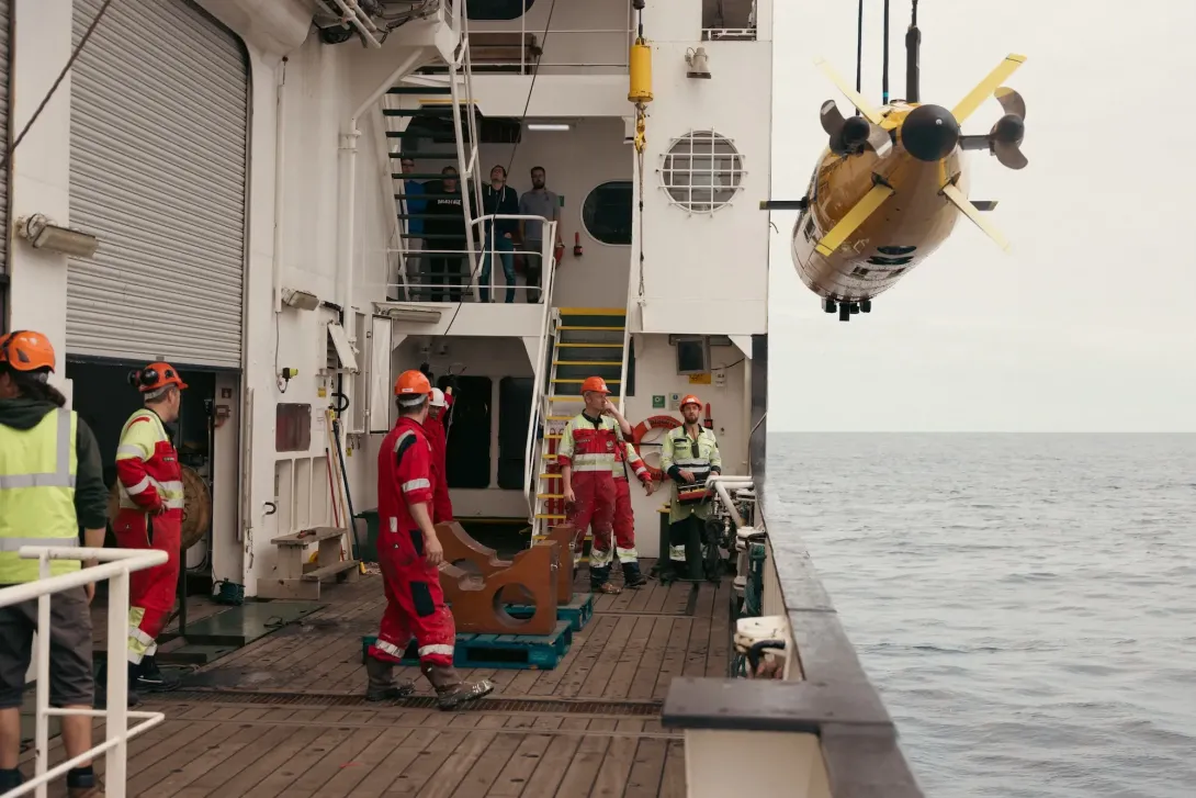 Autosub 5 being recovered