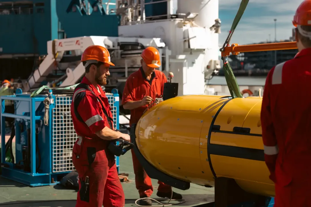 Engineers working on Autosub 5
